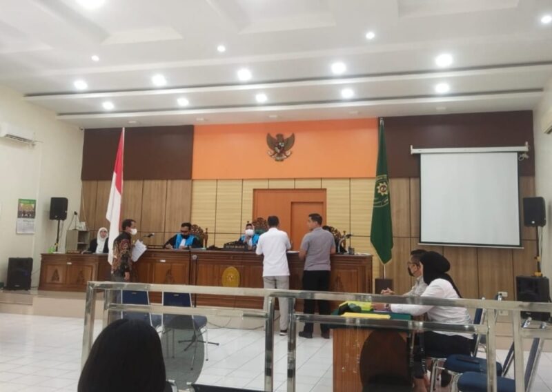 Para Pihak Mengecek Surat Administrasi Gugatan di PTUN Pekanbaru, (05/01/2023)