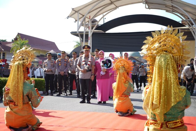 Penyambutan Wakapolda Riau, Brigjen Pol Kasihan Rahmadi, S.H., M.H., dan Istri. (06/01/2023)