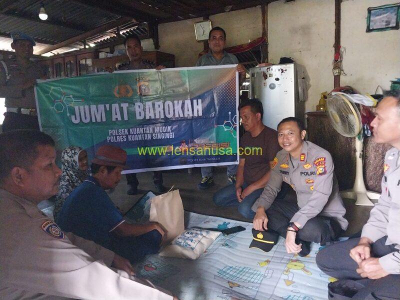 Polsek Kuantan Mudik melaksanakan kegiatan Jum’at barokah dengan memberikan bantuan sembako kepada masyarakat kurang mampu