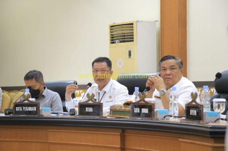 Sekretaris Daerah Kota (Sekdako) Pekanbaru Indra Pomi Nasution Mengikuti Rapat Pengendalian Inflasi Di Kantor Gubernur Riau - Pekanbaru