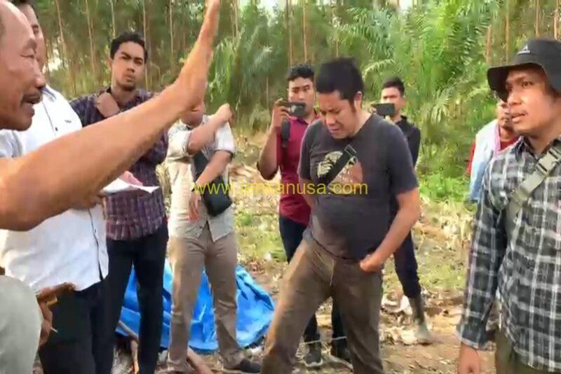Tokoh Masyarakat Batin Sangeri, Houtman Saat Bertemu Pihak PT Arara Abadi di Lokasi