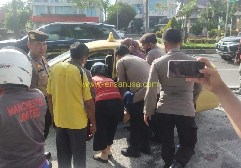 Kasubdit Dalmas Polda Riau, AKBP Bonni Fasius Siregar Bersama Tim, Membantu dan Mengangkat Seorang Ibu Korban Kecelakaan di Depan Gedung MTQ Pekanbaru