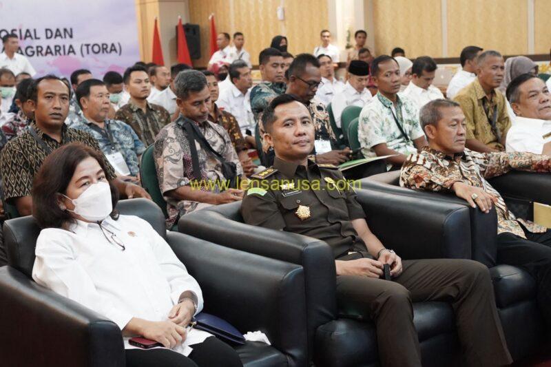 Kepala Kejaksaan Tinggi Riau Diwakili Oleh Asisten Intelijen Kejaksaan Tinggi Menghadiri kegiatan Penyerahan SK Perhutanan Sosial