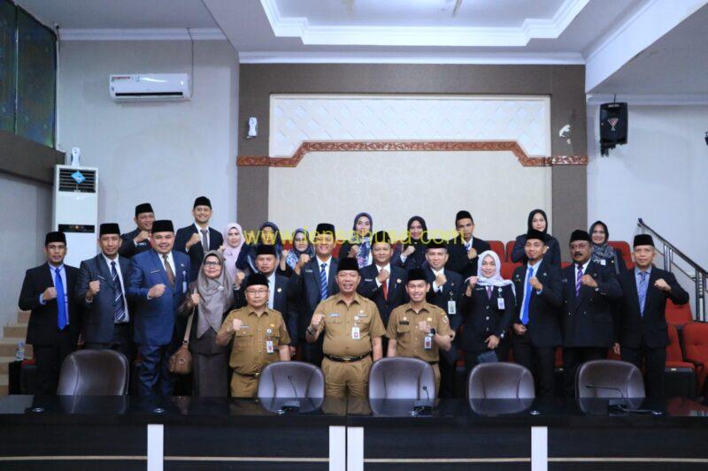 Pj. Sekretaris Daerah Kota Indra Pomi Nasution, S.T., M.Si., Melantik Pejabat Pengawas dan Administrator di Lingkungan Pemko Pekanbaru di Ruang Multimedia MPP Pekanbaru