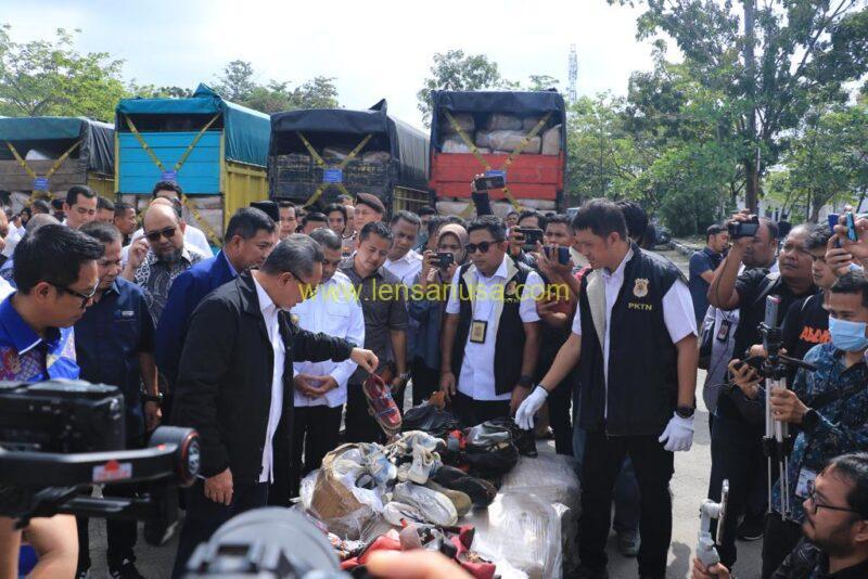 Sekda Kota Pekanbaru Indra Pomi Nasution mendampingi Menteri Perdagangan Zulkifli Hasan kunjungan kerja dalam rangka peninjauan dan pemusnahan produk bekas asal impor beberpa hari yang lalu - Pekanbaru.