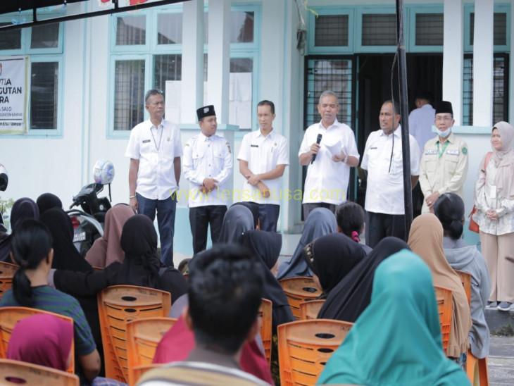 Pj Bupati Kampar Buka Secara Resmi Operasi Pasar di Desa Salo.