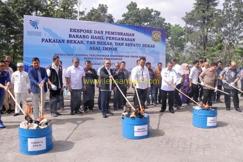 Sekretaris Daerah (Sekda) Kota Pekanbaru Indra Pomi Nasution Mendampingi Menteri Perdagangan Zulkifli Hasan Melakukan pemusnahan Barang Bekas - Pekanbaru.