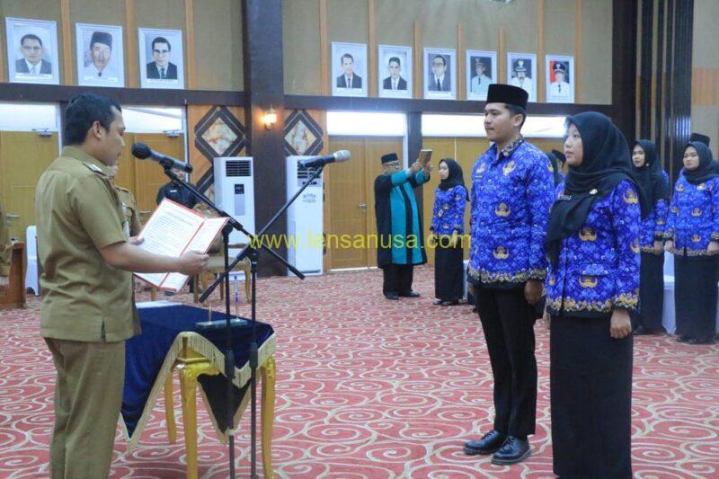 Pj Walikota Pekanbaru Muflihun S.STP M.AP Menyerahkan SK PNS, CPNS, Sekaligus Melantik Langsung Pejabat Fungsional Di Lingkungan Pemerintah Kota Pekanbaru. Penyerahan SK Dan Pelantikan Ini Berlangsung Di Aula Gedung Perkantoran Tenayan Raya.