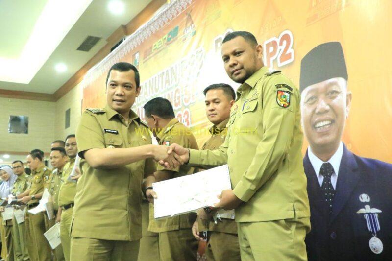 Pj Wali Kota Pekanbaru Muflihun Menyerahkan Surat Pemberitahuan Pajak Terutang Pajak Bumi Dan Bangunan (SPPT PBB) Kepada Salah Seorang Camat Dalam Kegiatan Pekan Panutan Pajak Dan Launching SPPT PBB-P2 Tahun 2023 Di Hotel Pangeran .