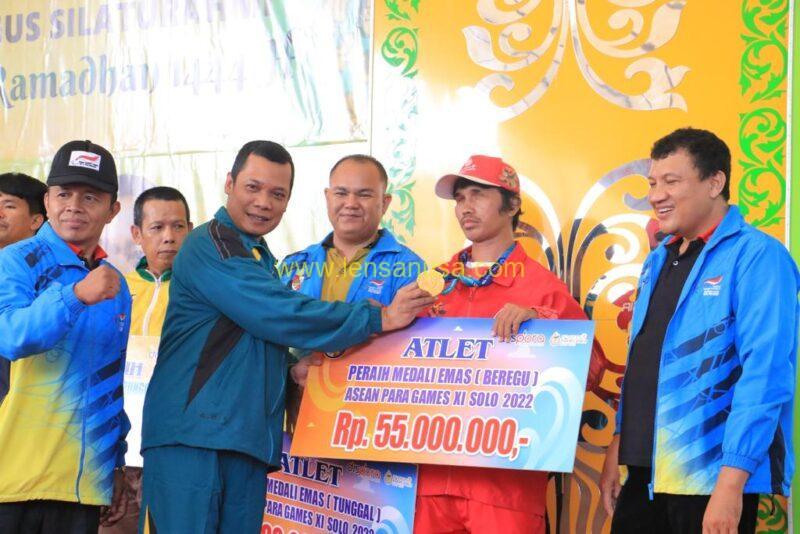 Pj. Wali Kota Pekanbaru Muflihun Memberikan Penghargaan/ Bonus Atlit Pelatih Peraih Medali Pekan Olahraga POPDA Provinsi Riau PORPROV) X Riau, Dan Asean Para Games XI Solo Tahun 2022 Di Kediaman Walikota Pekanbaru.