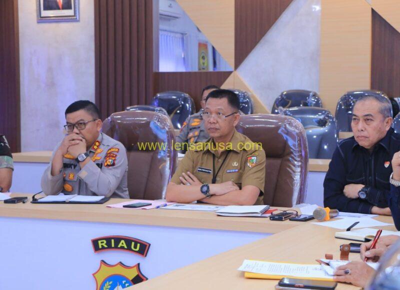 Sekretaris Daerah Kota Pekanbaru Indra Pomi Nasution S.T., M.Si Bersamana Jajaran Mengikuti Rapat Koordinasi Membahas Tindak Lanjut Pemindahan Pengungsi Rohingya Di Provinsi Aceh Di Ruang Rapat Kiambang Polresta Pekanbaru .