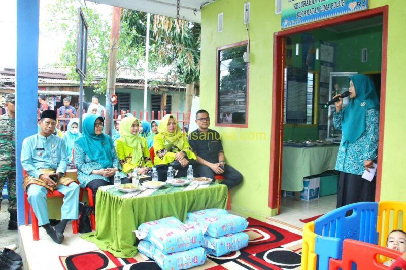 Ketua TP PKK Kota Pekanbaru Raja Rilla Mustafa Muflihun, S.M., Membuka Kegiatan Pembinaan Stunting Di Kecamatan Lima Puluh.