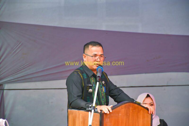 Plt. Sektetaris Daerah Kabupaten Kampar Ir. Azwan,M.Si, secara simbolis Menyerahkan Bantuan PMT Untuk Anak Stunting Dan Ibu Hamil.