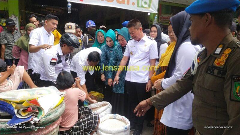Bupati Rohil, Afrizal Sintong Saat Cek Harga dan Ketersediaan Sembako di Pasar Datuk Rubiah