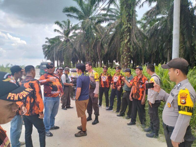 Ratusan Warga Besama Pemuda Pancasila Kampar Saat Melakukan Aksi Demonstrasi