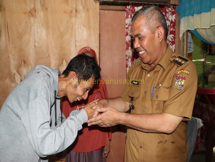 Pj Bupati Kampar Dr. H. Kamsol, MM Meninjau Rumah Warga Yang Kurang Mampu Di Kelurahan Pasir Sialang Kecamatan Bangkinang.