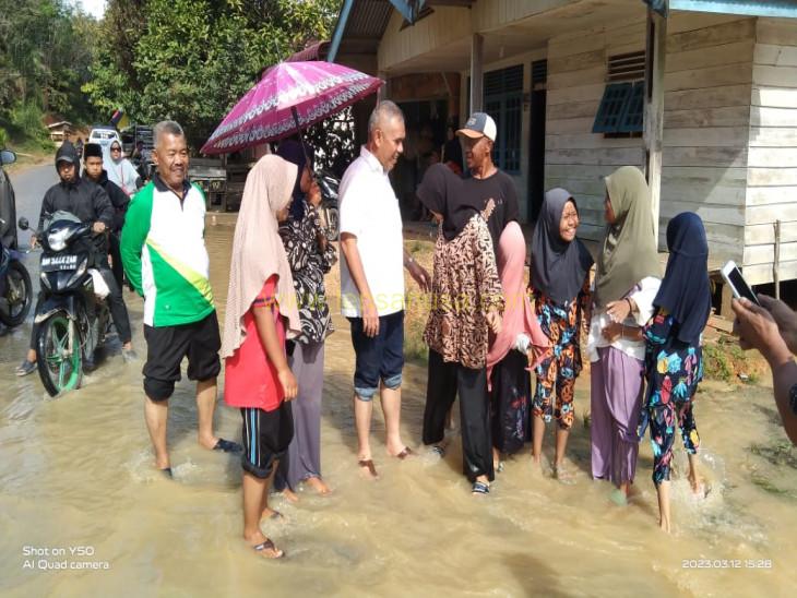 Kamsol Tinjau Warga Teluk Paman Timur Yang terdampak Luapan Sungai Setingkai.