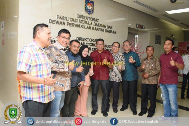 Teks foto: Panitia khusus (Pansus) LKPJ DPRD Bengkalis Melakukan Rapat Koordinasi Ke Kementerian Dalam Negeri Direktoral Jenderal Otonomi Daerah.