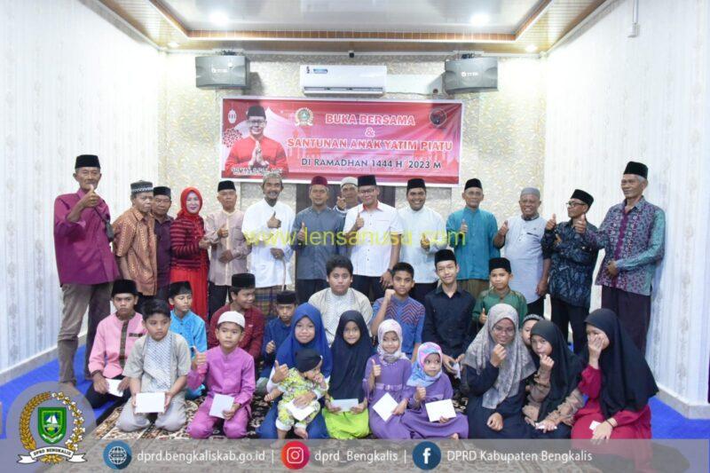 Wakil Ketua DPRD Kabupaten Bengkalis Sofyan, S.Pd.I., M.Si mengadakan buka bersama dan pemberian santunan kepada anak-anak yatim piatu