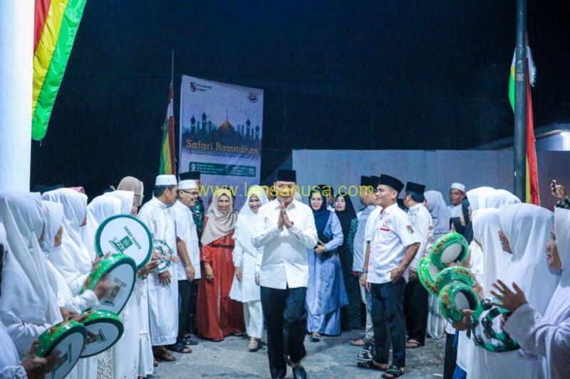 Pj. Wali Kota Pekanbaru Muflihun memberi salam yang menandai kedatangannya pada sadari ramadan terakhir tahun 1444 H di masjid Nurul Jannah, Kelurahan Sri Meranti, Sabtu (15/04) - Pekanbaru.