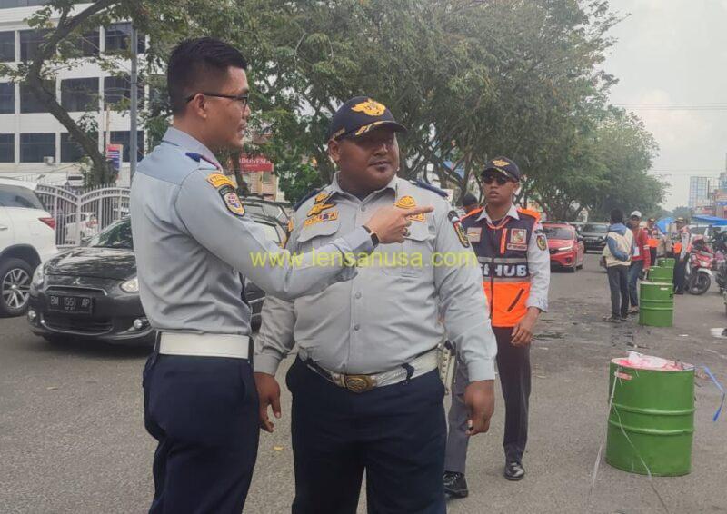 Dishub Kota Pekanbaru melakukan pengawasan layanan parkir tepi jalan umum - Pekanbaru.