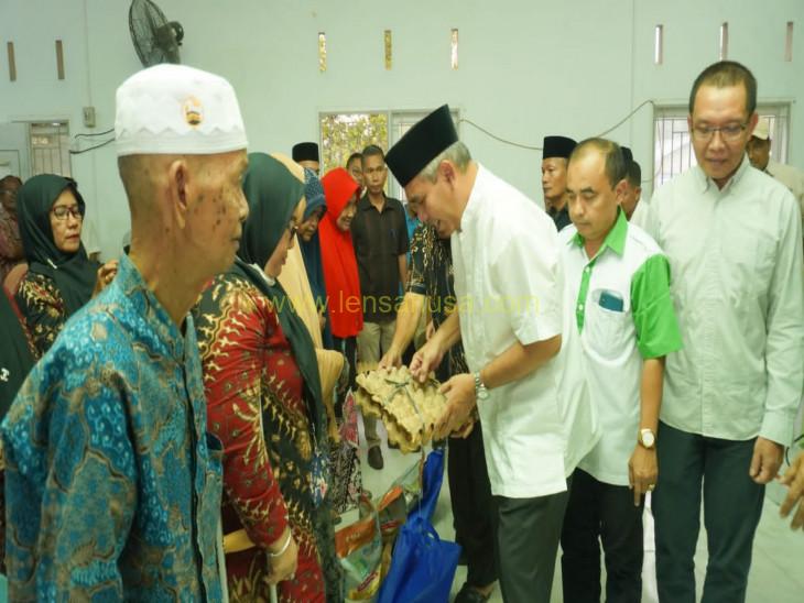 Pj Bupati Kampar Serahkan Bantuan Sosial Bahan Pokok