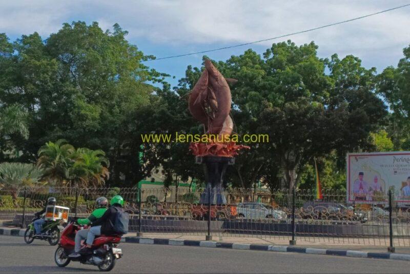 Tugu Selais Tiga Sepadan Di Jalan Jenderal Sudirman, Kota Pekanbaru, Riau (Foto Heru Maindikali).