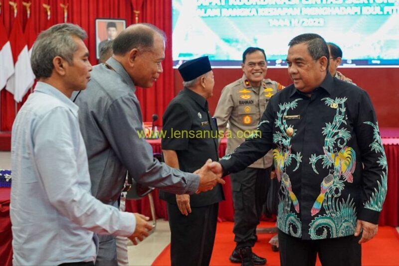 Wakil Gubernur Riau, Edy Natar Nasution (batik hitam) Menghadiri Rakor Lintas Sektoral Dalam Rangka kesiapan Menghadapi Idulfitri 1444 Hijriah Secara Virtual Di Mapolda Riau, Kamis (6/4/2023).