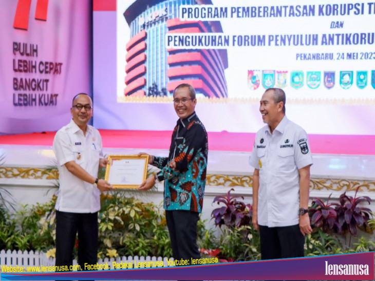 Pj Bupati Kampar Muhammad Firdaus Terima Tiga Penghargaan Dari KPK RI.