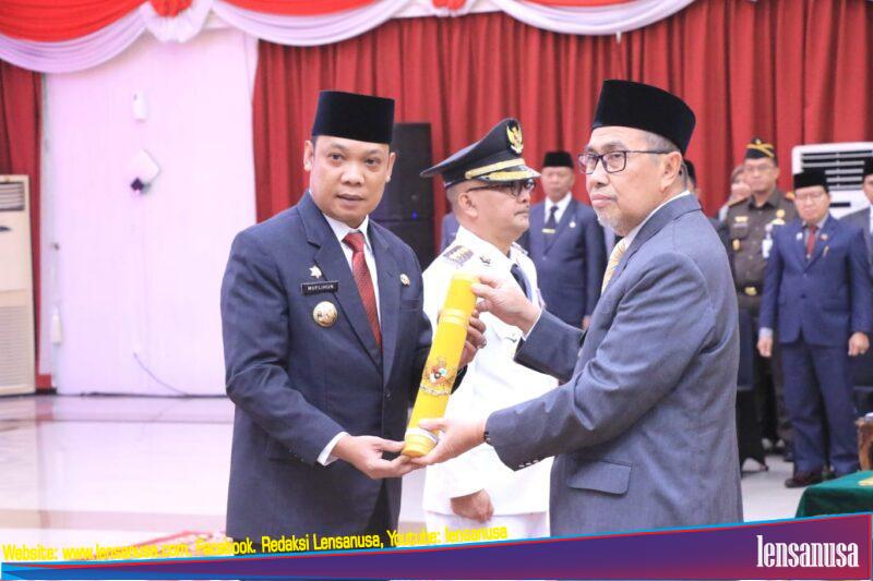 Pj Wali Kota Pekanbaru Terima SK Perpanjangan Masa Jabatan dari Gubernur Riau Syamsuar Di Balai Serindit, Gedung Daerah Riau.