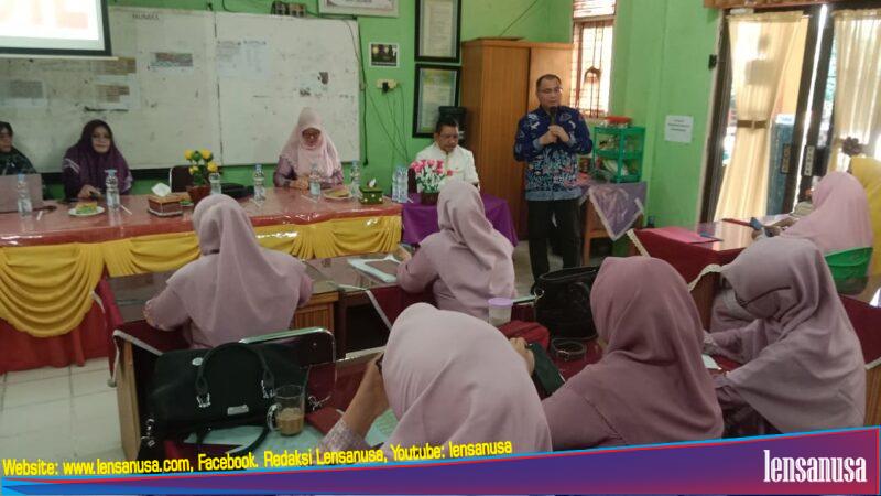 Rektor Unilak Riau Prof. Dr. Junaidi yang juga Ketua Dewan Pendidikan Riau melakukan kunjungan silaturahmi dengan guru-guru SMPN 1 Pekanbaru - Pekanbaru.