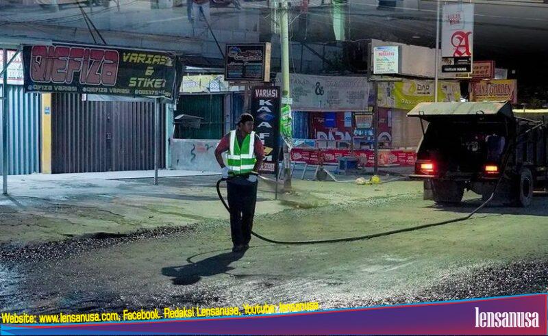 Dinas Pekerjaan Umum Dan Penataan Ruang (PUPR) Kota Pekanbaru Memperbaiki Jalan Suka Karya.