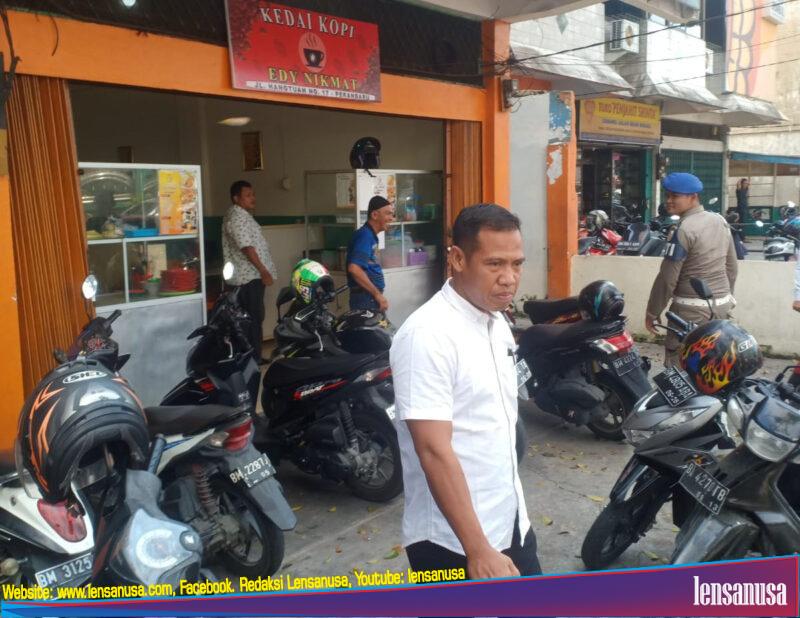 Satpol PP Kota Pekanbaru Menggelar Razia Aparatur Sipil Negara (ASN) Yang Nongkrong Di Kedai Kopi Saat Jam Kerja.