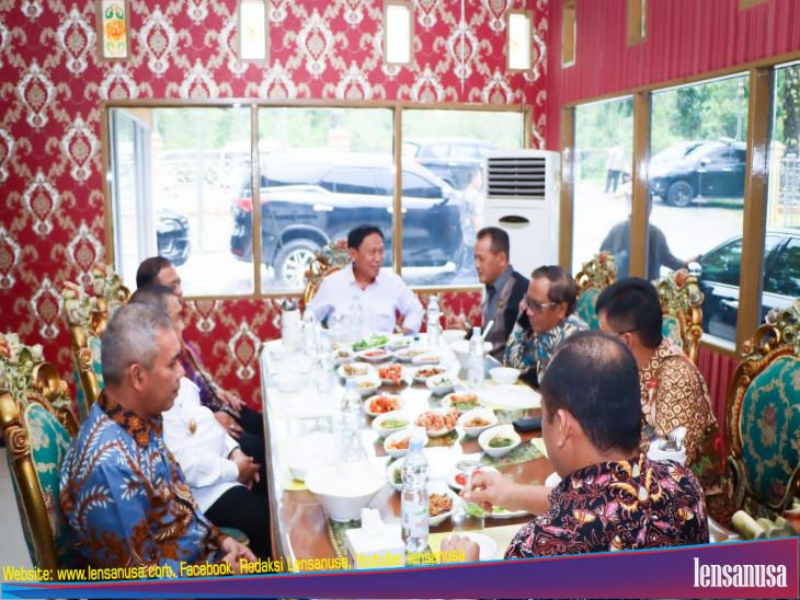 Bersama plh. Gubernur Riau, Pj Bupati Kampar Jamu Makan Siang Menko Polhukam Mahfud MD.
