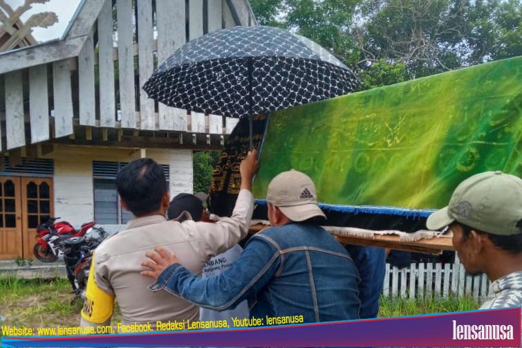 PEKANBARU - Nelayan Di Kepulauan Meranti, Riau, Syahbudin (53) Ditemukan Tewas Di Sungai Desa Kayu Ara Kecamatan Rangsang Pesisir, Kepulauan Meranti. Kuat Dugaan Penyebabnya Karena Diserang Buaya, Minggu (30/1) Siang.