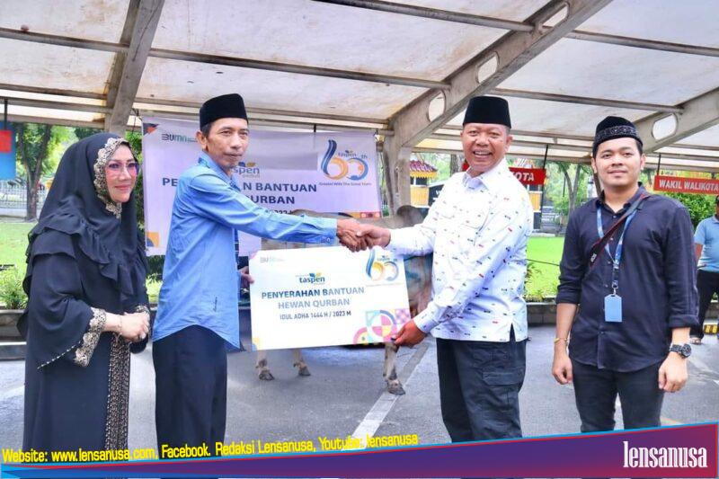 Sekretaris Daerah (Sekda) Indra Pomi Pomi Nasution, ST MSi menerima penyerahan bantuan hewan kurban dari PT. Taspen