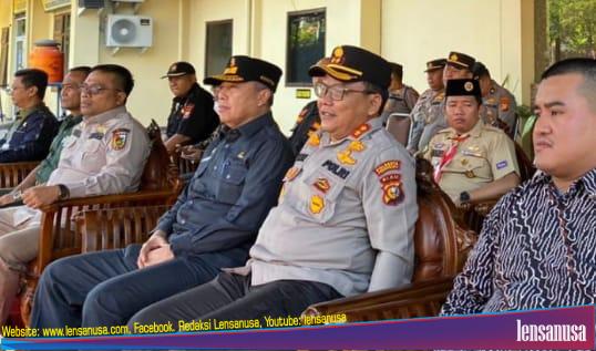 Plt Asisten III Drs H Syoffaizal M.Si, Saat Menghadiri Apel Ketua Satkamling Di Halaman Mapolresta Pekanbaru.