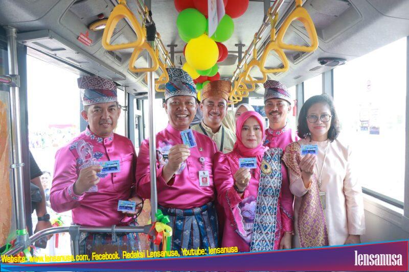 Sekda kota pekanbaru Indra Pomi Bersama Istri Dan Jajaran Melaunching Pembayaran Non Tunai Bus Menggunakan Brizzi Di Halaman Perkantoran Tenayan Raya.