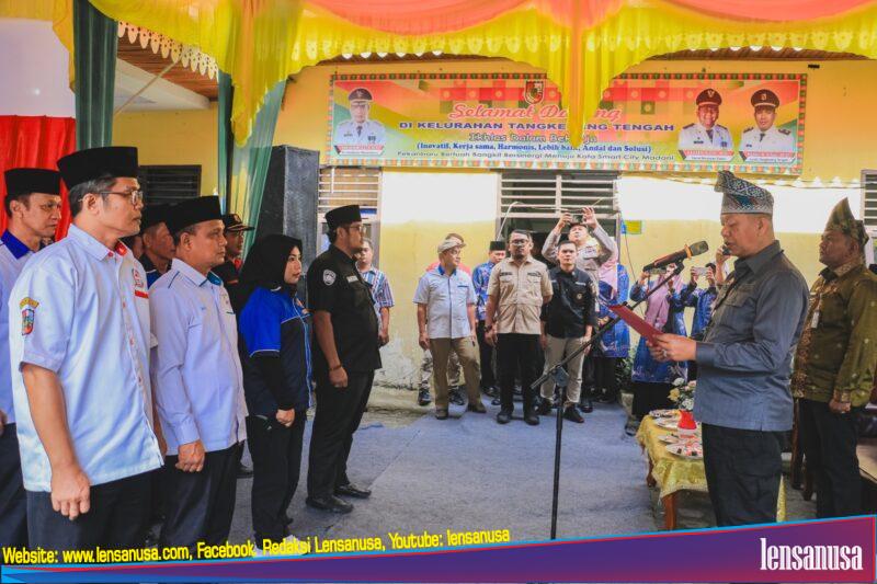Sekdako Pekanbaru Indra Pomi Nasution melantik empat ketua organisasi Kelurahan Tangkerang Tengah, Kecamatan Marpoyan Damai - Pekanbaru.
