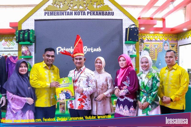 Kepala DPMPTSP Kota Pekanbaru Akmal Khairi Memperkenalkan Sejumlah Produk Unggulan Asal Kota Pekanbaru Pada Pameran Indonesia City Expo (ICE) 2023. Iven Ini Berlangsung Di Pantai Losari, Makasar.