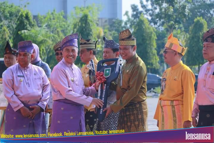 Gubernur Riau Drs. H. Syamsuar, M.Si Saat Menyerahkan Secara Simbolis Kunci Mobil Perekaman KTP keliling Ke Pj Walikota Pekanbaru Muflihun S.STP M.AP.