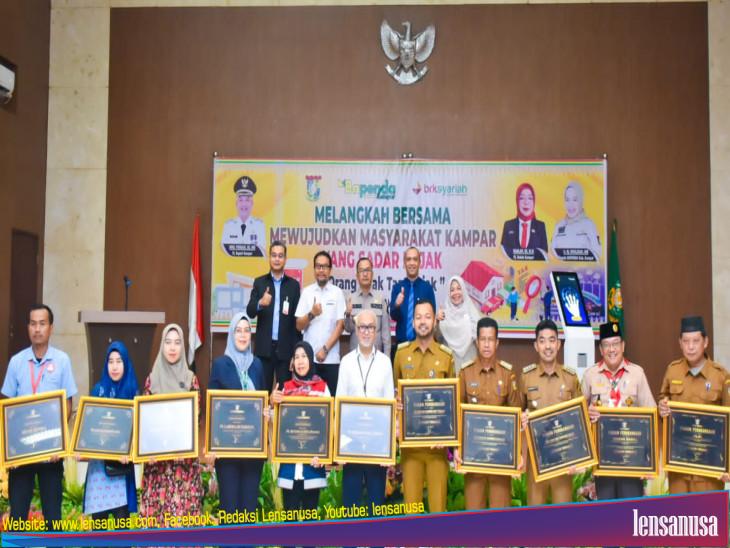PJ Bupati Kampar Serahkan Penghargaan Kepatuhan Masyarakat Terhadap PBB-P2