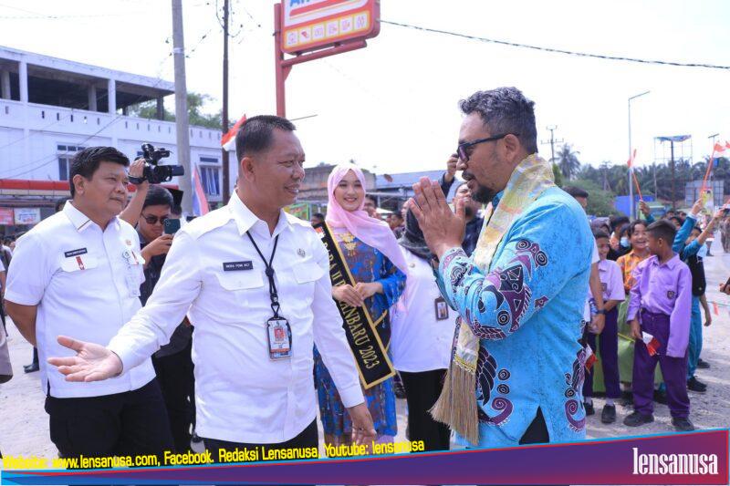 Sekdako Pekanbaru Dan Jajaran Menyambut Tim Roadshow Bus Komisi Pemberantasan Korupsi Di Simpang Beringin, Perbatasan Kabupaten Pelalawan.
