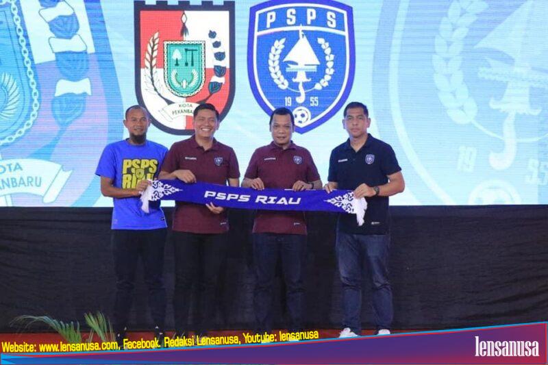 Pj Wali Kota Pekanbaru Muflihun Di Dampingi Plt Kepala Dinas Pupr Edward Riansyah Resmi Mengenalkan Tim PSPS Riau Di Mal SKA.