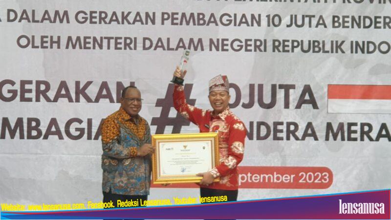 Sekdako Indra Pomi Nasution Mewakili Pj Walikota Pekanbaru Muflihun Menerima Penghargaan Dari Kementerian Dalam Negeri (Kemendagri) Karena Telah Ikut Menyukseskan Gerakan Pembagian 10 Juta Bendera Merah Putih Sempena HUT Ke-78 Republik Indonesia.