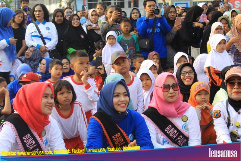 Bunda Paud Ny. Maya Hasmita Adtrada Sp.OG, MKM Saat Memerintahkan Launching Gerakan Transisi Paud Ke SD, Minggu (17/9/2023) di Bundaran Simpang 6 Rantau Prapat