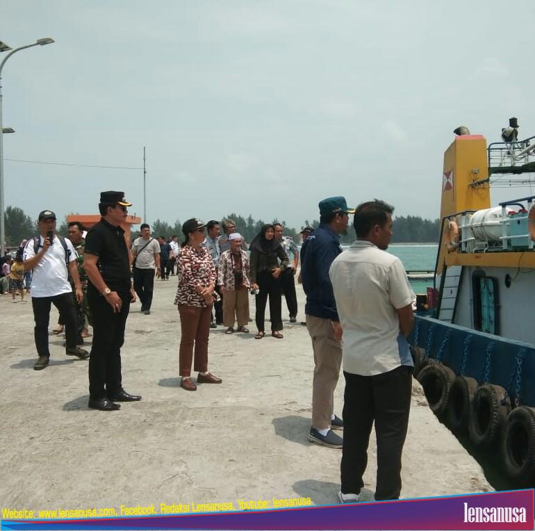Foto : Bupati Nias Barat, Khenoki Waruwu saat menyambut bahan pemecah ombak di Dermaga Pelabuhan Sirombu, Sabtu (07/10/23)