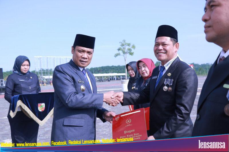 Kepala Dinas Pertanian dan Perikanan (Distankan) Firdaus menerima tanda jasa Satyalancana Karya Satya dari pemerintah pusat yang di serahkan langsung oleh PJ Walikota Pekanbaru Muflihun