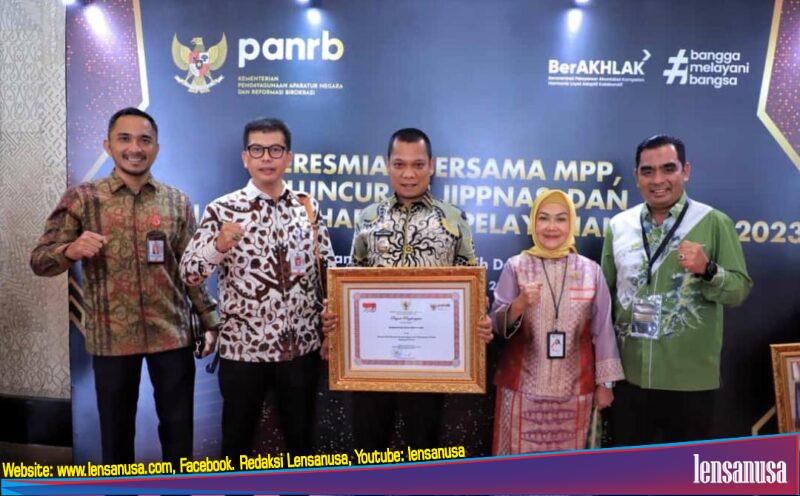 Pj Walikota Pekanbaru, Muflihun menerima Penghargaan Pelayanan Publik tahun 2023 dari Kementrian Pendayagunaan Aparatur Negara dan Reformasi Birokrasi (Kemenpan RB).