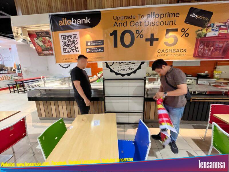 Tim Penagihan, Penindakan Dan Penyitaan Bapenda Pekanbaru Mencopot Segel Peringatan Di Salah satu Objek Pajak Daerah Yang Telah Melunasi Tunggakan Pajak Daerahnya Pada Kamis (02/11/2023) 